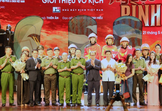 Các đại biểu chụp ảnh cùng ê kíp thực hiện vở diễn