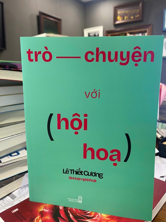 Cuốn sách &quot;Trò chuyện với hội họa&quot; do nhà xuất bản Hội Nhà văn phát hành.