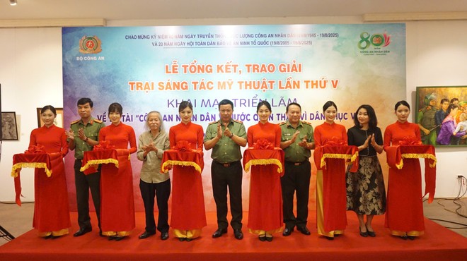 Các đại biểu cắt bằng khai mạc triển lãm