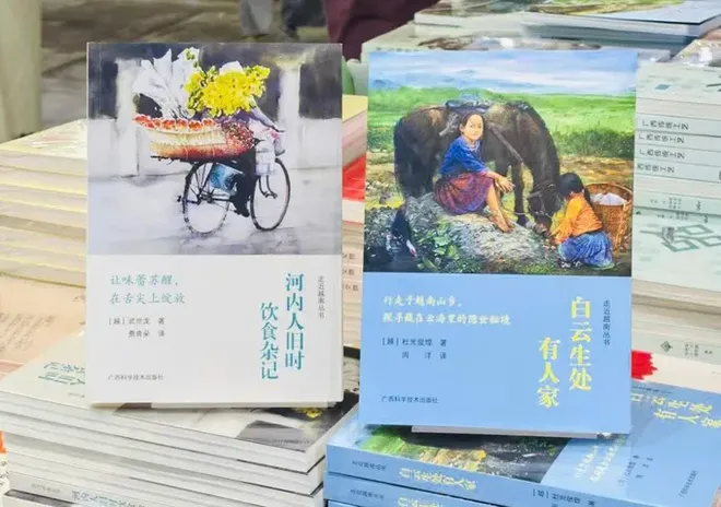 Cuốn "Người Hà Nội - chuyện ăn chuyện uống một thời" (tác giả Vũ Thế Long) và cuốn "Vắt qua những ngàn mây" . Cuốn "Người Hà Nội - chuyện ăn chuyện uống một thời" (tác giả Vũ Thế Long) và cuốn "Vắt qua những ngàn mây" .