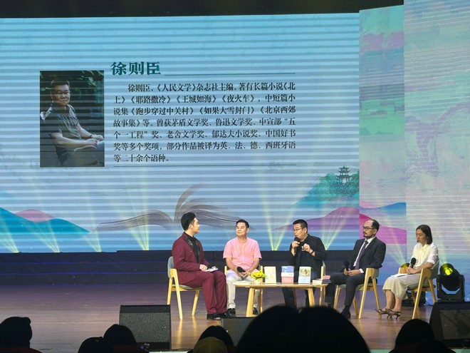 Tác giả Đỗ Quang Tuấn Hoàng (người thứ 2 từ phải sang) trên sân khấu Ngày hội Đọc sách quốc tế và thư pháp TP Sùng Tả năm 2025. Ảnh: Chibooks.