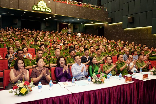 Buổi công diễn vở kịch nói &quot;Đối mặt&quot; diễn ra vào tối 18-7 tại Nhà hát Kịch Hà Nội
