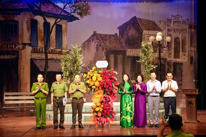 Trung tướng Nguyễn Thanh Tùng, Bí thư Đảng ủy, Giám đốc Công an thành phố Hà Nội; Đại tá Nguyễn Ngọc Quyền, Phó Bí thư Đảng ủy, Phó Giám đốc Công an thành phố; Đại tá Lê Văn Tuân, Phó Giám đốc Công an thành phố tặng hoa, chụp ảnh lưu niệm cùng các đồng chí trong Ban giám đốc Sở VHTT và đại diện Nhà hát kịch Hà Nội