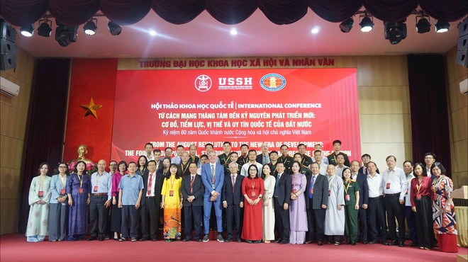 Các nhà khoa học tham dự hội thảo.