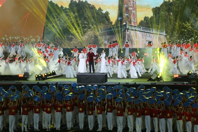 Chương trình quy tụ dàn nghệ sĩ nổi tiếng như: NSND Thanh Lam, NSƯT Đăng Dương, NSƯT Vũ Thắng Lợi, ca sĩ Mỹ Tâm, Trọng Tấn, Tùng Dương