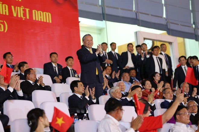 Chương trình vinh dự được đón Tổng Bí thư Tô Lâm và các đồng chí lãnh đạo, nguyên lãnh đạo Đảng, Nhà nước, Mặt Trận Tổ Quốc Việt Nam, các đại biểu lão thành cách mạng, Mẹ Việt Nam anh hùng, Anh hùng Lực lượng vũ trang nhân dân, lãnh đạo các ban, bộ, ngành, địa phương.