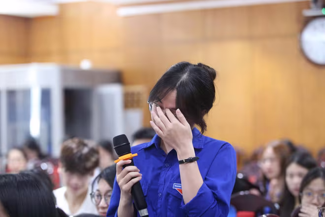 Mỗi câu chuyện đều gây xúc động, chạm vào cảm xúc khiến khán phòng lặng đi, nhiều người rơi nước mắt.