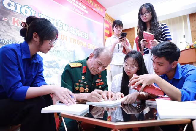 Cựu chiến binh Đào Chí Thành tặng sách cho độc giả trẻ.