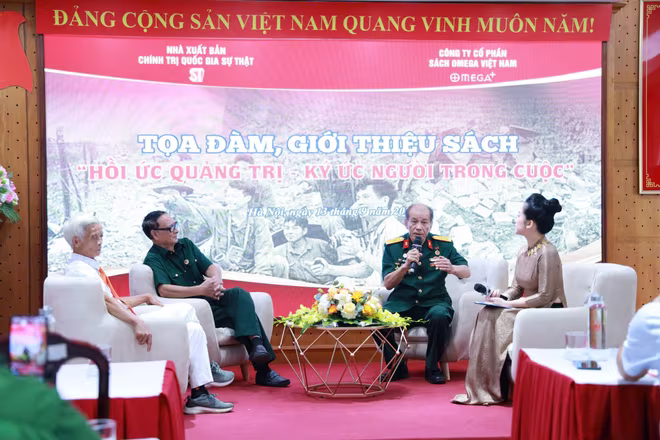 Cựu chiến binh Đào Chí Thành - nhân vật chính trong cuốn sách chia sẻ tại tọa đàm.
