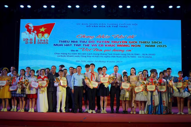 Các đội đoạt giải chụp ảnh lưu niệm cùng Ban tổ chức.