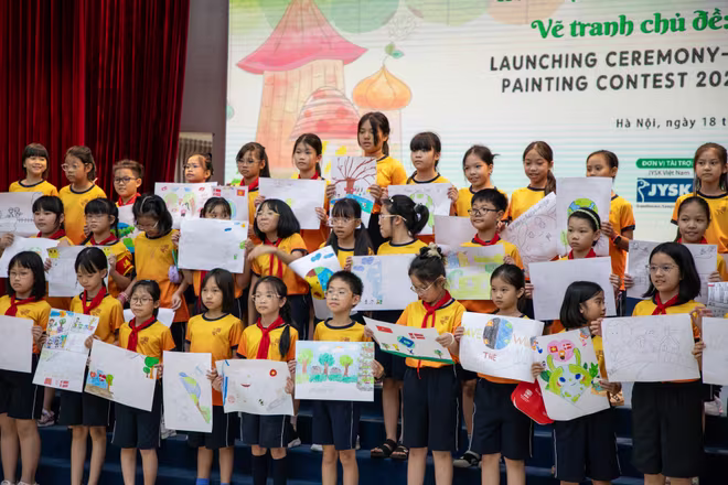 Các em nhỏ với các bức tranh hoàn thành có chủ đề &quot;Sống xanh&quot;