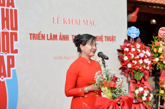 NSNA Trần Thị Thu Đông – Chủ tịch Hội Nghệ sĩ Nhiếp ảnh Việt Nam phát biểu tại Lễ khai mạc