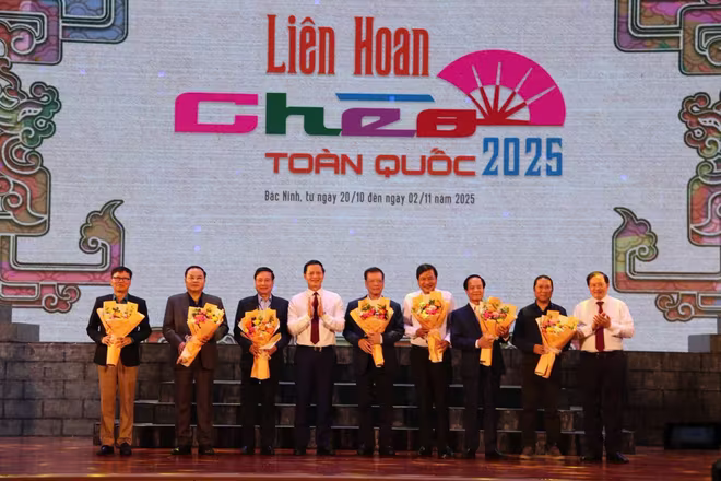 Hội đồng nghệ thuật Liên hoan Chèo toàn quốc 2025. Ảnh: NTBD