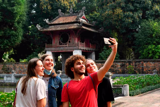 Khách quốc tế đến tham quan Văn Miếu-Quốc Tử Giám. Khách quốc tế đến tham quan Văn Miếu-Quốc Tử Giám.