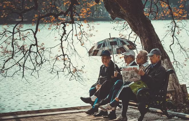 Người dân Hà Nội dễ dàng tìm thấy niềm vui từ những điều bình dị. Người dân Hà Nội dễ dàng tìm thấy niềm vui từ những điều bình dị.