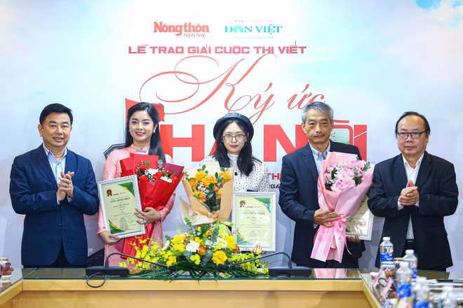 Trao giải Ba cho các tác giả. Trao giải Ba cho các tác giả.