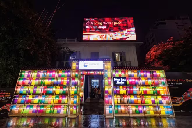 Triển lãm là điểm dừng chân cuối cùng trong chuỗi triển lãm Đèn lụa Jinju tại khu vực Đông Nam Á, thuộc dự án giao lưu văn hóa Touring K-Arts, sau khi đã được giới thiệu thành công tại Philippines và Indonesia. Triển lãm là điểm dừng chân cuối cùng trong chuỗi triển lãm Đèn lụa Jinju tại khu vực Đông Nam Á, thuộc dự án giao lưu văn hóa Touring K-Arts, sau khi đã được giới thiệu thành công tại Philippines và Indonesia.