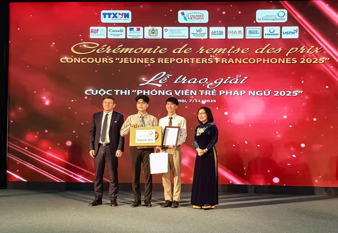 Trao giải Nhất cho 2 sinh viên trường Đại học Ngoại thương. Trao giải Nhất cho 2 sinh viên trường Đại học Ngoại thương.