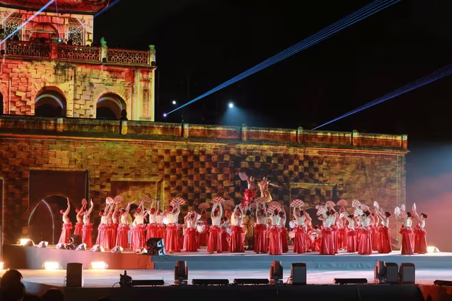 Chương trình nghệ thuật của lễ khai mạc là bức tranh tổng thể, nơi âm nhạc, hình ảnh, ánh sáng và chuyển động giao hòa tạo nên không gian văn hóa mang đậm tinh thần Thăng Long - Hà Nội. Chương trình nghệ thuật của lễ khai mạc là bức tranh tổng thể, nơi âm nhạc, hình ảnh, ánh sáng và chuyển động giao hòa tạo nên không gian văn hóa mang đậm tinh thần Thăng Long - Hà Nội.