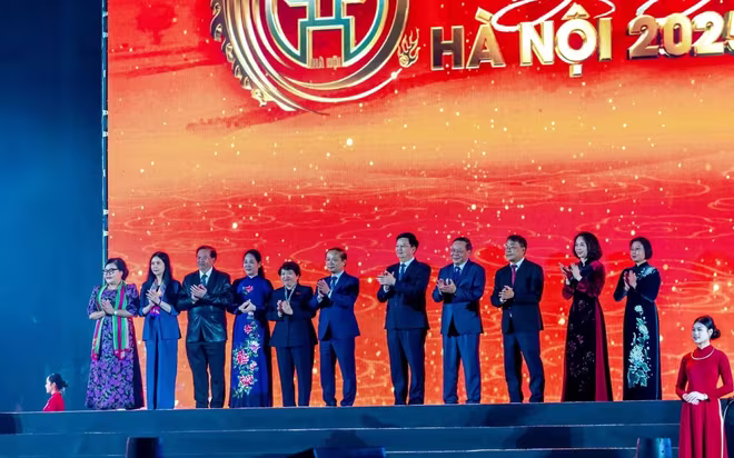 Phó Thủ tướng Mai Văn Chính và các đại biểu thực hiện nghi thức khai mạc Festival Phó Thủ tướng Mai Văn Chính và các đại biểu thực hiện nghi thức khai mạc Festival