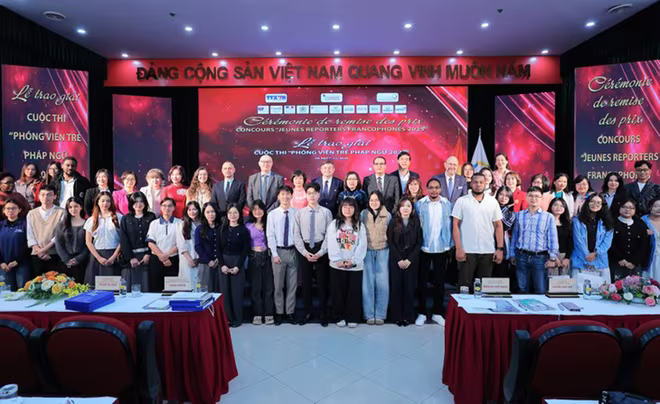 Ban tổ chức chụp ảnh lưu niệm cùng các thí sinh đoạt giải. Ban tổ chức chụp ảnh lưu niệm cùng các thí sinh đoạt giải.