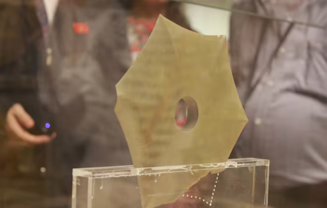 Rìu bích, một trong những hiện vật đồ đá đặc sắc nhất trưng bày. Rìu bích, một trong những hiện vật đồ đá đặc sắc nhất trưng bày.