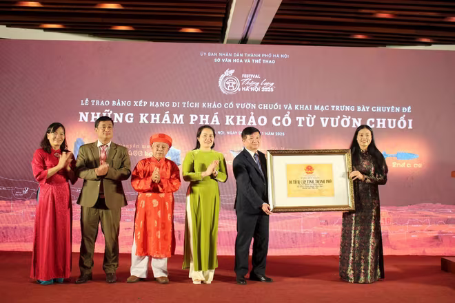 Giám đốc Sở VH&TT Hà Nội Bạch Liên Hương trao bảng xếp hạng di tích cấp Thành phố cho lãnh đạo và nhân dân xã Hoài Đức. Giám đốc Sở VH&TT Hà Nội Bạch Liên Hương trao bảng xếp hạng di tích cấp Thành phố cho lãnh đạo và nhân dân xã Hoài Đức.