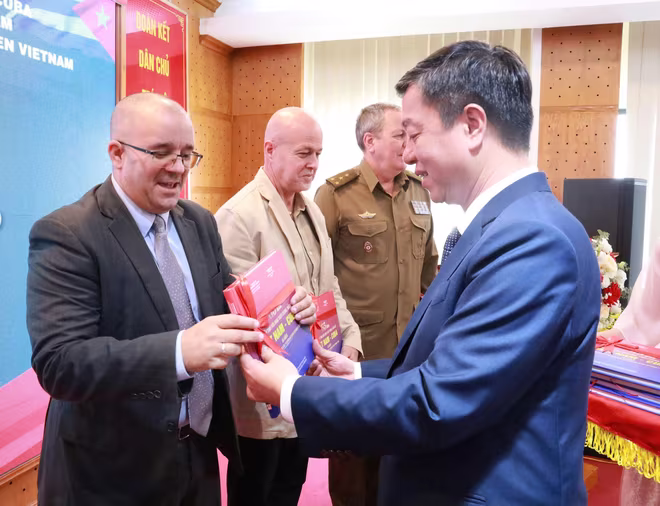 PGS.TS. Vũ Trọng Lâm, Tổng biên tập nhà xuất bản Chính trị quốc gia Sự thật tặng sách cho các đại biểu.