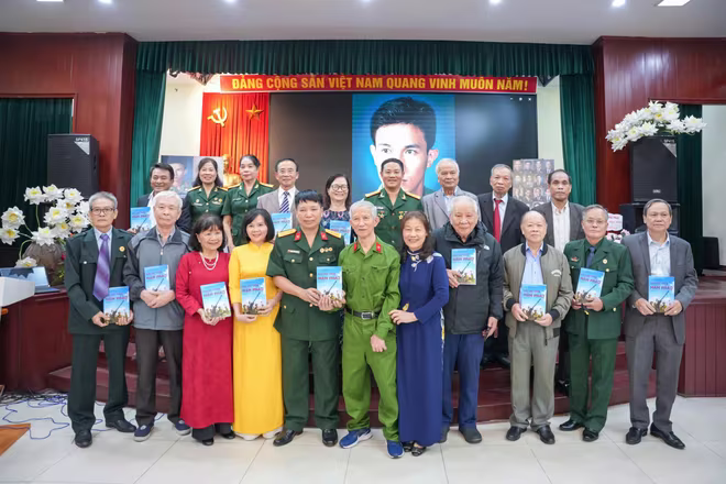 Tác giả Nguyễn Thùy trao tặng cuốn sách &quot;Ghi vội trên mâm pháo&quot;.