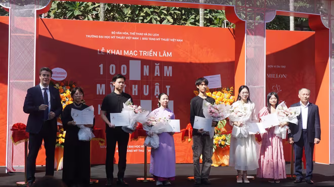 Trao 7 giải chuyên ngành cho các sinh viên xuất sắc