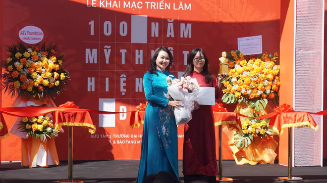 Hiệu trưởng Trường Đại học Mỹ thuật Việt Nam Đặng Thị Phong Lan trao giải Đặc biệt Giải thưởng Victor Tardieu cho sinh viên xuất sắc Nguyễn Dương Trà Mi.