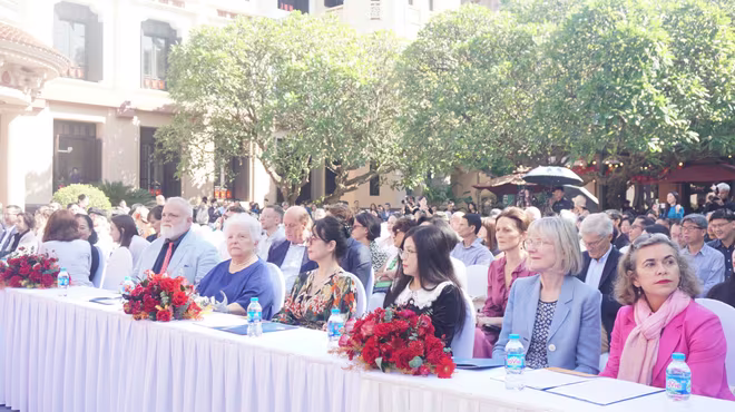 Bà Alix Turolla (92 tuổi), cháu nội của Hiệu trưởng đầu tiên Trường Đại học Mỹ thuật Việt Nam Victor Tardieu (áo xanh lam) cùng con trai tham dự sự kiện.