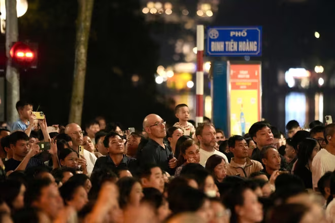 Chương trình nghệ thuật tại lễ bế mạc thu hút đông đảo du khách trong và ngoài nước. Chương trình nghệ thuật tại lễ bế mạc thu hút đông đảo du khách trong và ngoài nước.