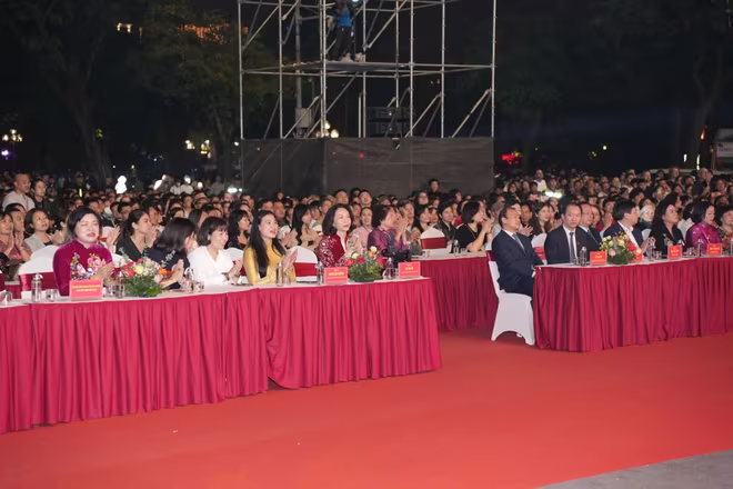 Các đại biểu tham dự chương trình. Các đại biểu tham dự chương trình.