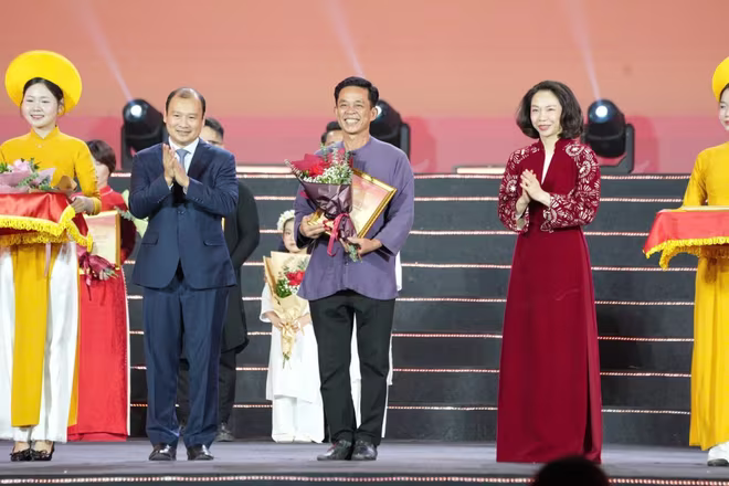 Trao tặng giấy chứng nhận cho các nghệ nhân. Trao tặng giấy chứng nhận cho các nghệ nhân.