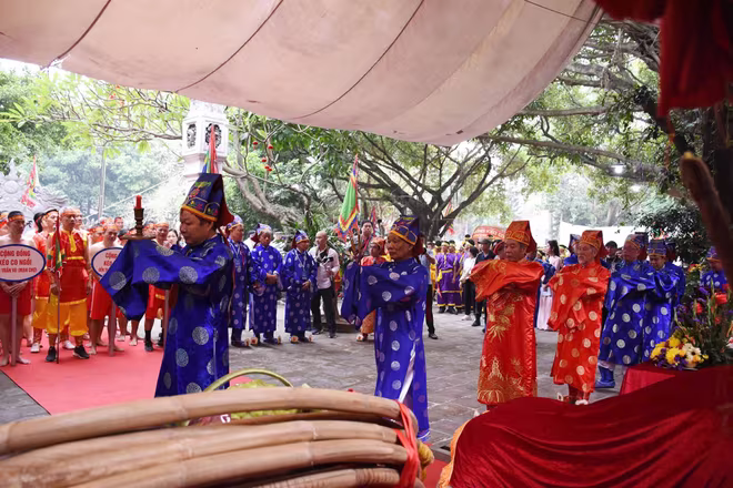 Nghi thức làm lễ tại đền Trần Vũ trước khi diễn ra hoạt động trình diễn kéo co. Ảnh: Linh Phạm. Nghi thức làm lễ tại đền Trần Vũ trước khi diễn ra hoạt động trình diễn kéo co. Ảnh: Linh Phạm.