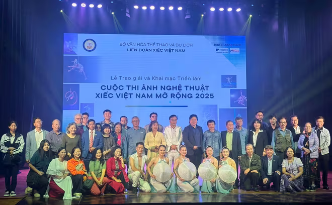 Liên đoàn Xiếc Việt Nam chụp ảnh lưu niệm cùng các nghệ sĩ nhiếp ảnh tham dự cuộc thi. Liên đoàn Xiếc Việt Nam chụp ảnh lưu niệm cùng các nghệ sĩ nhiếp ảnh tham dự cuộc thi.