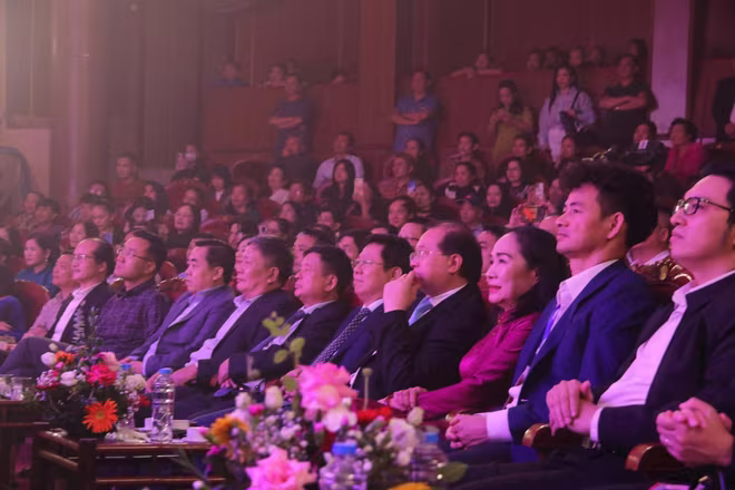 Các đại biểu tham dự lễ khai mạc. Các đại biểu tham dự lễ khai mạc.