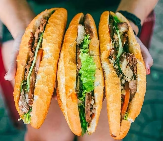 Bánh mì có nguồn gốc từ thời kỳ Pháp thuộc, khi người Việt tiếp nhận bánh mì baguette và sáng tạo thêm những biến tấu phù hợp với khẩu vị bản địa.