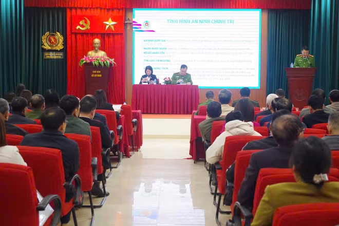 Trung tá Nguyễn Đình Thăng - Phó trưởng Công an xã báo cáo kết quả công tác Trung tá Nguyễn Đình Thăng - Phó trưởng Công an xã báo cáo kết quả công tác