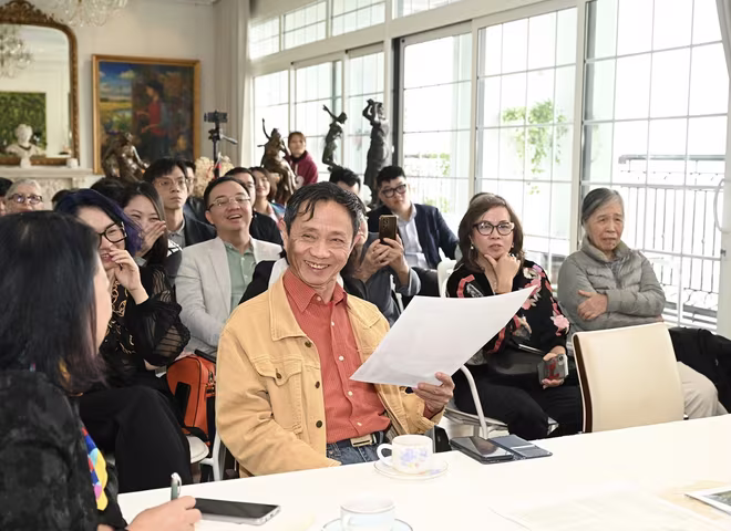 Họa sĩ Lê Huy Tiếp, người kết nối nhà sưu tập người Mỹ với họa sĩ Đặng Thị Khuê, để mua bức "Đón thương binh về làng". Họa sĩ Lê Huy Tiếp, người kết nối nhà sưu tập người Mỹ với họa sĩ Đặng Thị Khuê, để mua bức "Đón thương binh về làng".