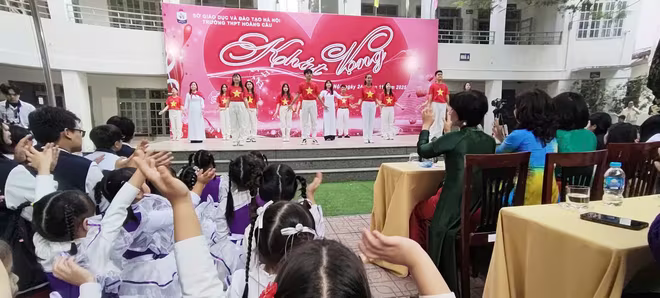 Màn biểu diễn của các học sinh trường PTCS Xã Đàn nhận được sự cổ vũ nhiệt tình của khán giả. Màn biểu diễn của các học sinh trường PTCS Xã Đàn nhận được sự cổ vũ nhiệt tình của khán giả.