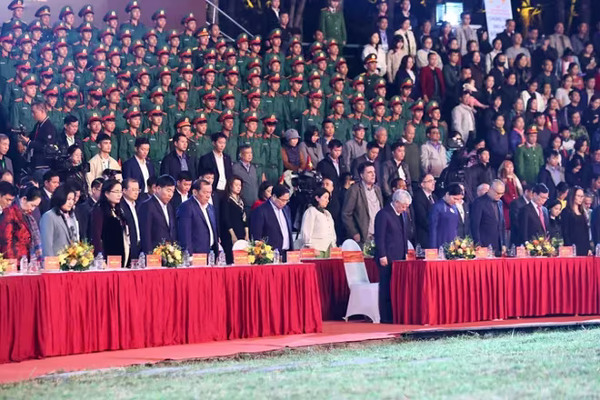 Đại biểu dành một phút mặc niệm các nạn nhân bị thiệt mạng do thiên tai tại miền Trung.