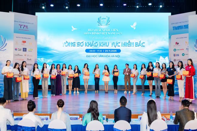 Vòng Sơ khảo có sự tham dự của hơn 100 nữ sinh.