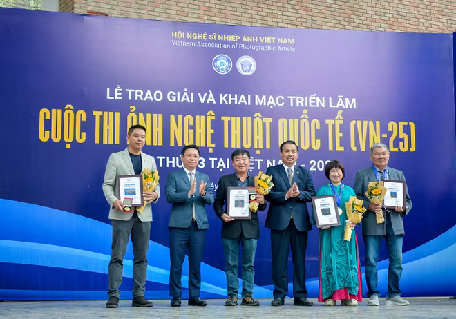 Trao huy chương Vàng cho các tác giả.