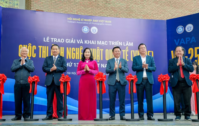 Cắt băng khai mạc triển lãm cuộc thi Ảnh Nghệ thuật Quốc tế VN-25
