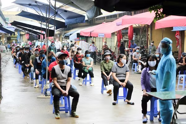 Thành ủy Hà Nội chỉ đạo mở rộng xét nghiệm PCR xác định Covid-19 cho cả những trường hợp sốt, ho, khó thở