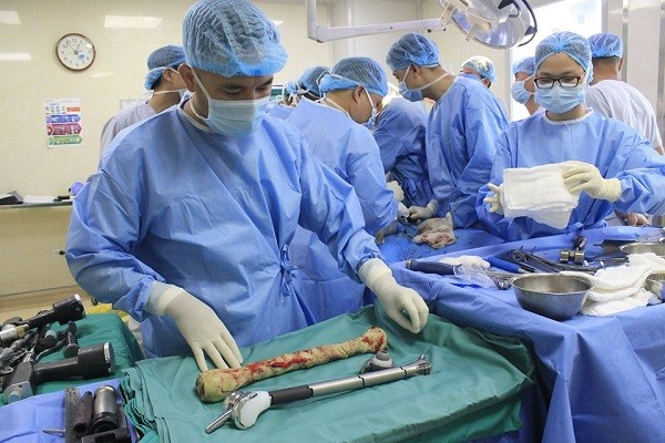 Người đàn ông đi lại được sau cuộc đại phẫu hiếm có trên thế giới ảnh 1