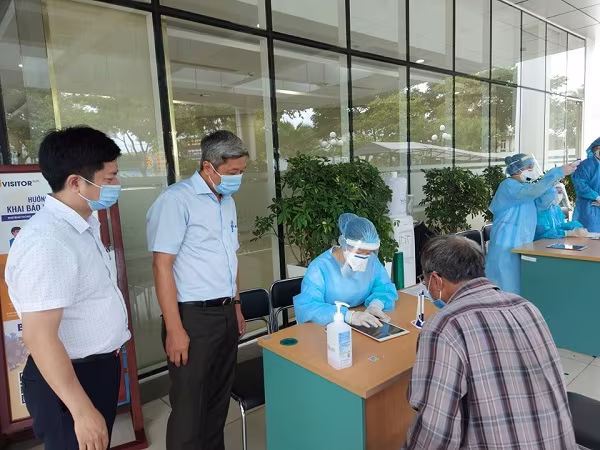 Thứ trưởng Y tế Nguyễn Trường Sơn (thứ hai từ trái qua) trực tiếp chỉ đạo chống dịch Covid-19 tại miền Trung suốt 3 tuần qua