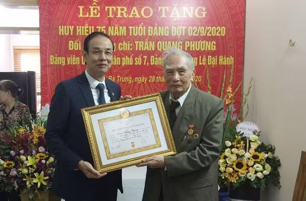 Phó Bí thư Thành ủy Đào Đức Toàn trao Huy hiệu 75 năm tuổi Đảng cho đồng chí Trần Quang Phương Phó Bí thư Thành ủy Đào Đức Toàn trao Huy hiệu 75 năm tuổi Đảng cho đồng chí Trần Quang Phương